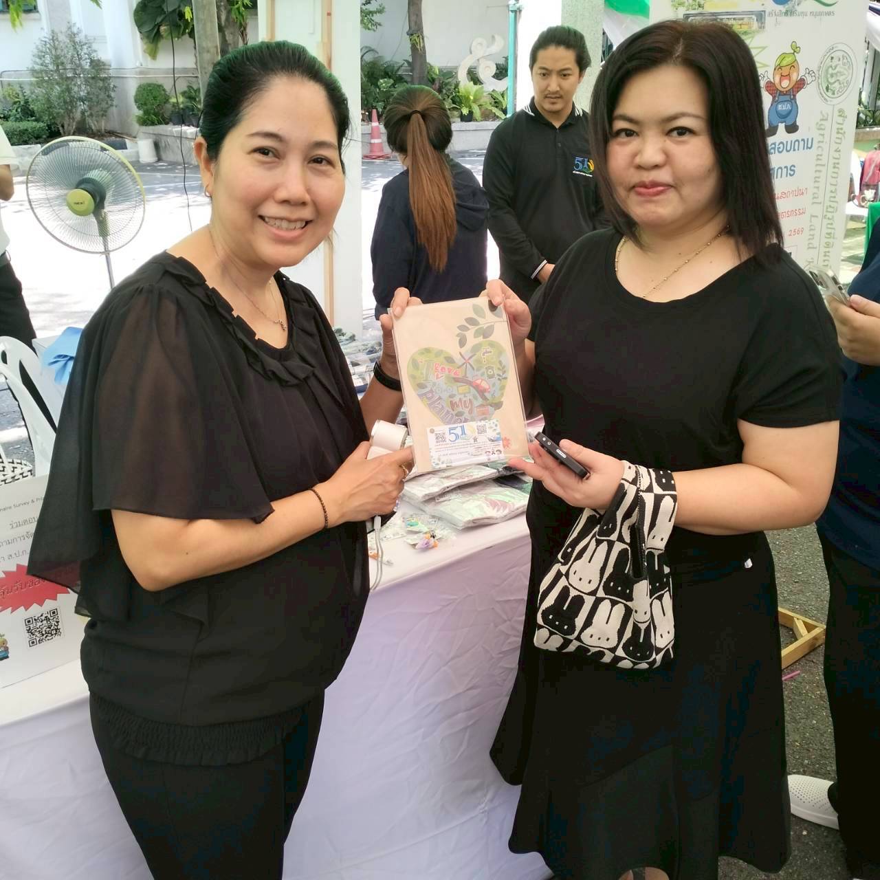 title - คณะทำงานฝ่ายติดตามประเมินผลการจัดงาน วันคล้ายวันสถาปนาสำนักงานการปฏิรูปที่ดินเพื่อเกษตรกรรม (ส.ป.ก.) ครบรอบ 51 ปี เปิดตั้งจุดให้ผู้ร่วมงานได้ร่วมสนุก เล่นเกมส์ และตอบแบบประเมินผลการจัดงาน ผ่านระบบออนไลน์